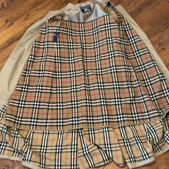 Vintage Burberry full length trench coat with zip out wool lining. Like new. - Picture 8 of 11